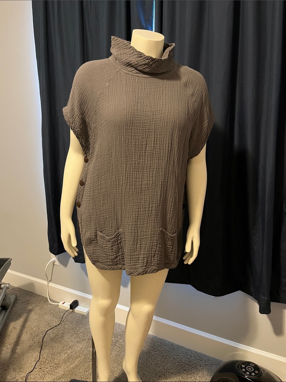 Crinkled Short-Sleeve Tunic in Gray